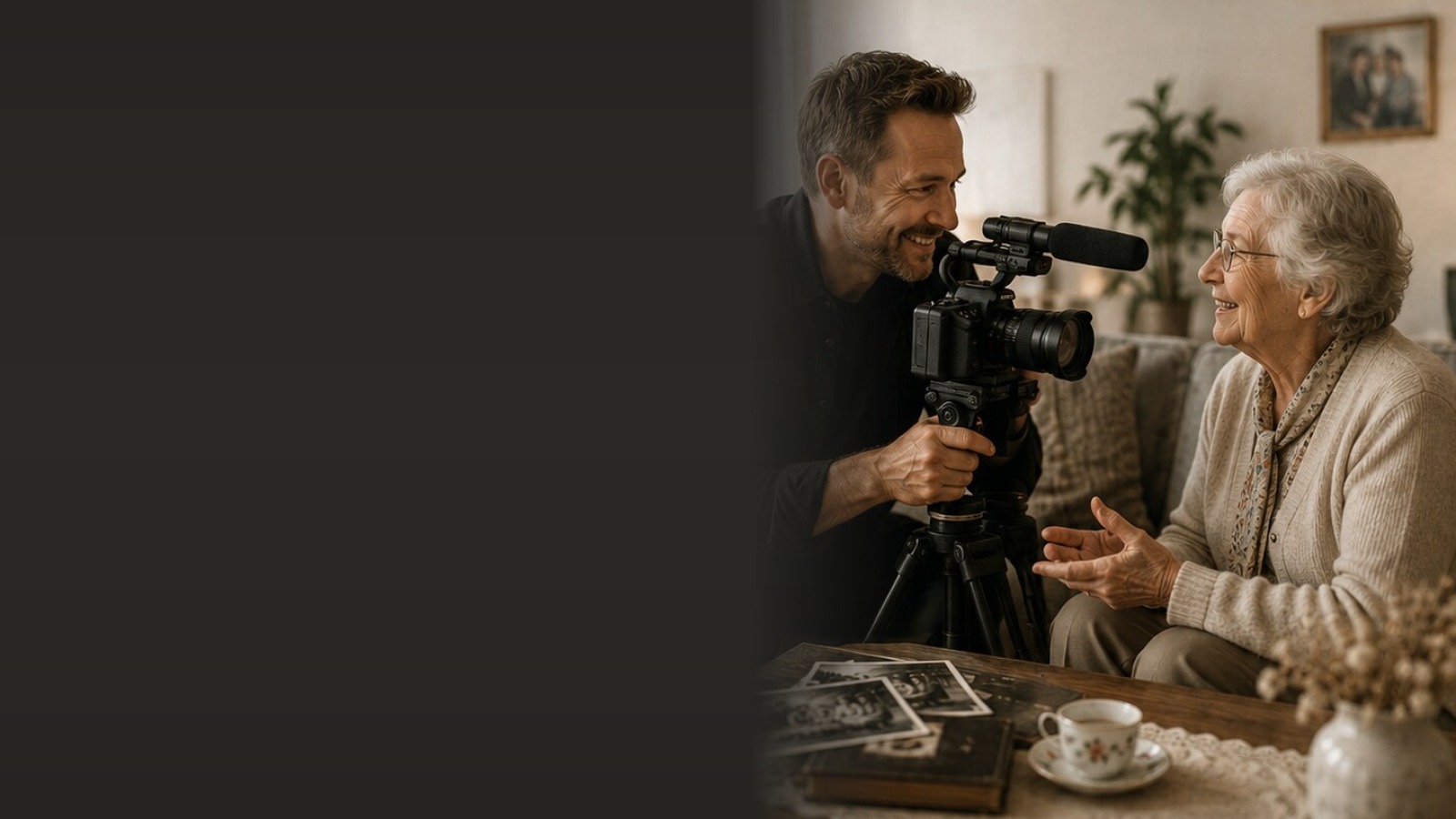 Eine ältere Frau erzählt ihre Geschichte vor einer Filmkamera.